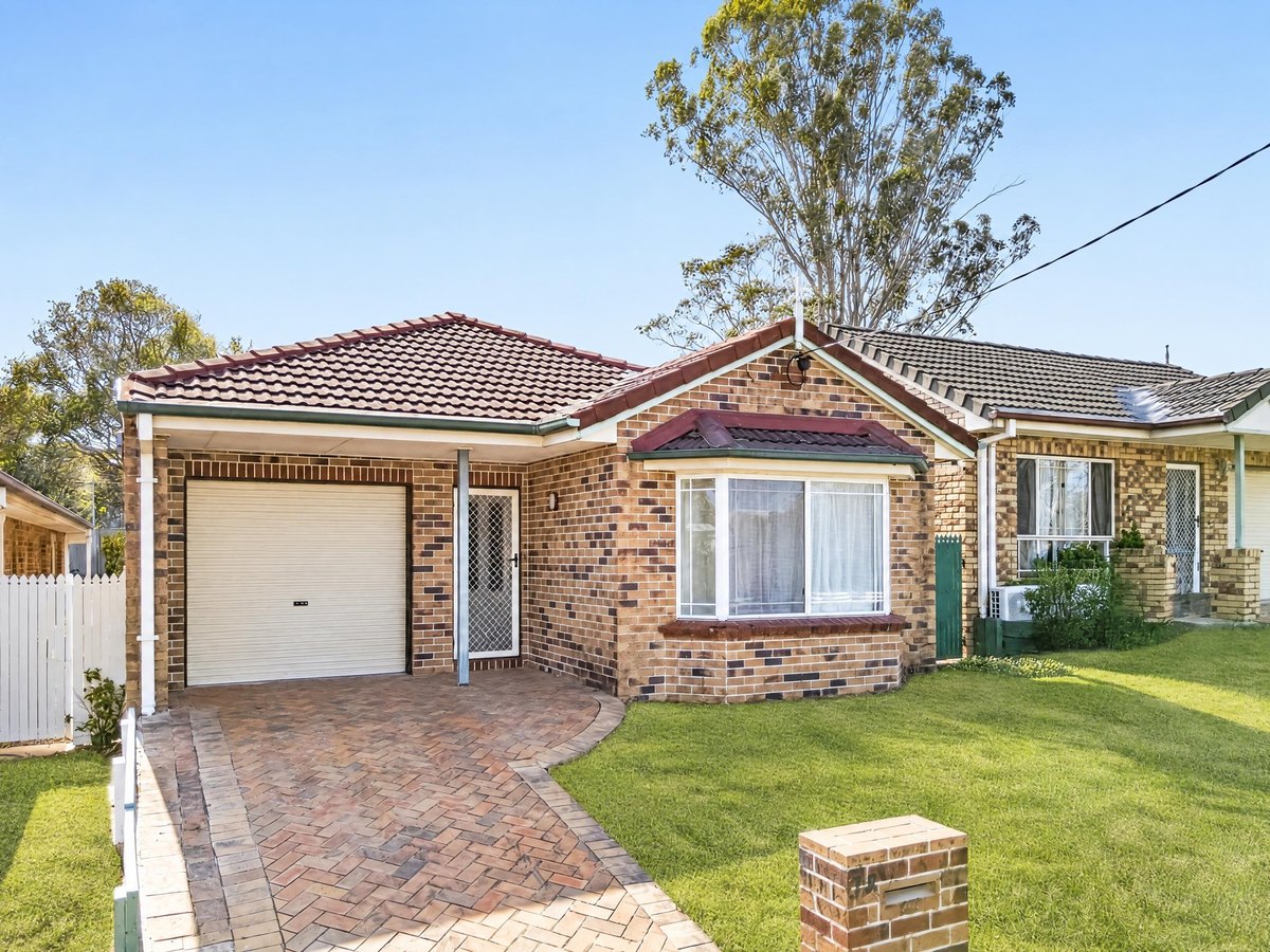 Street front of 7A Jewel St, Kenmore: a single-level brick house with a single garage and a tiled roof